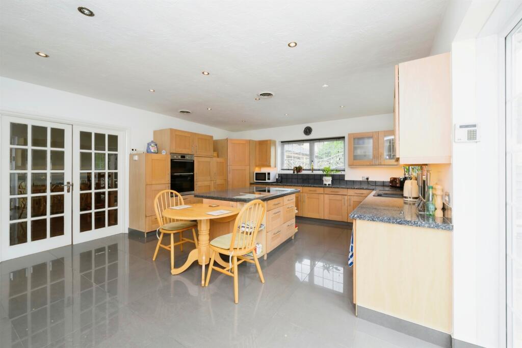 Additional property image - Hamlet Hill, Roydon, Harlow