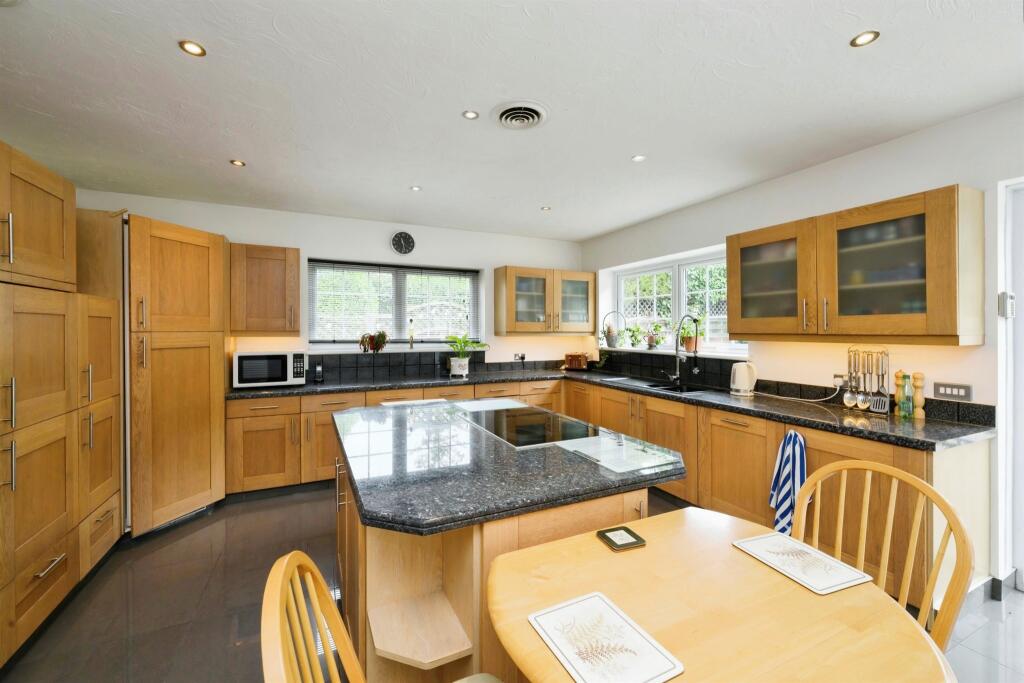 Additional property image - Hamlet Hill, Roydon, Harlow