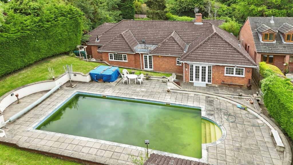 Additional property image - Hamlet Hill, Roydon, Harlow