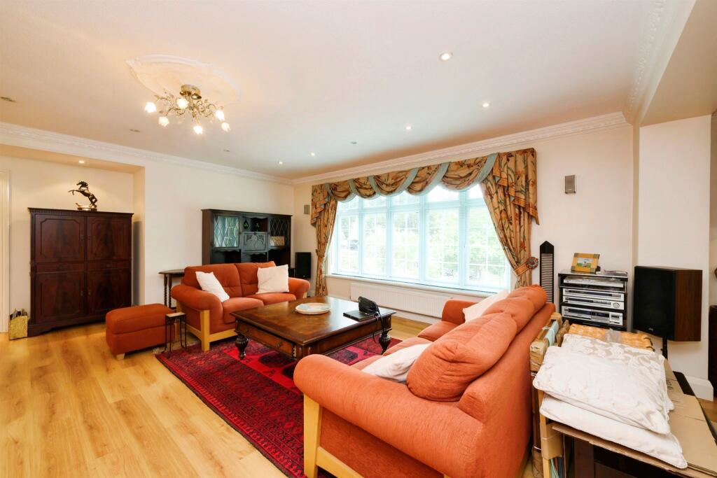 Additional property image - Hamlet Hill, Roydon, Harlow
