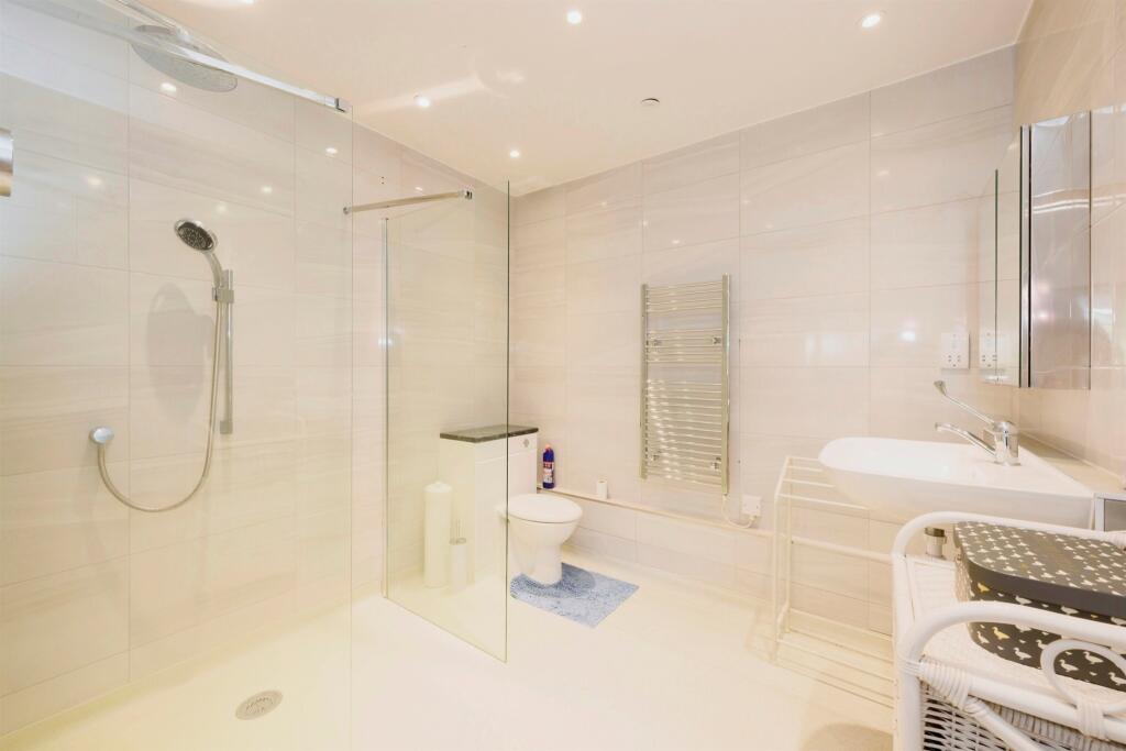 Additional property image - Hamlet Hill, Roydon, Harlow