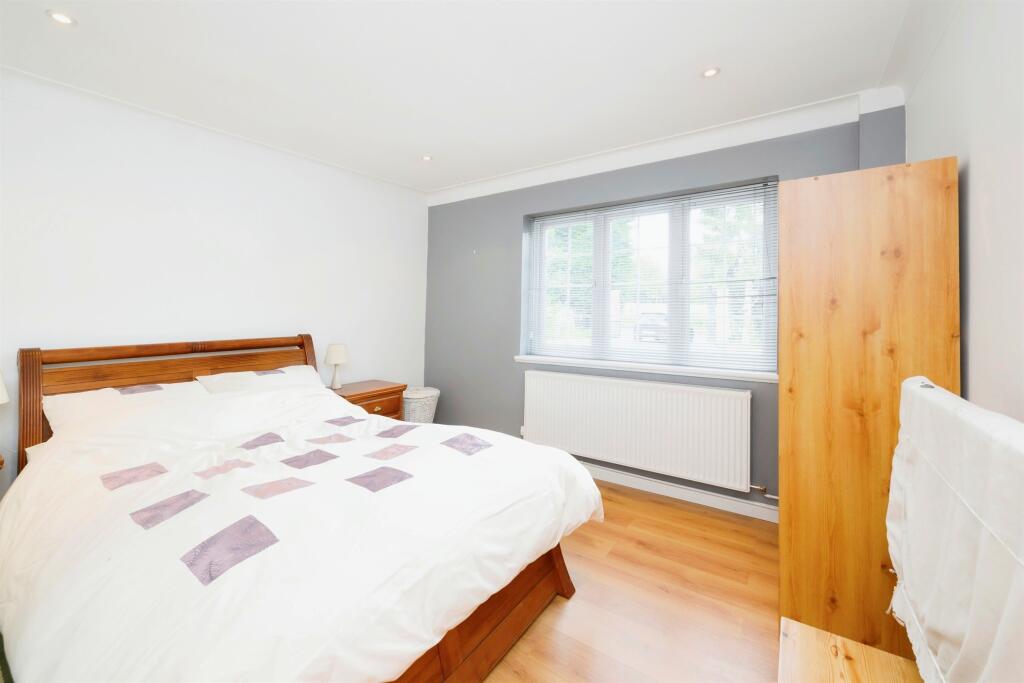 Additional property image - Hamlet Hill, Roydon, Harlow