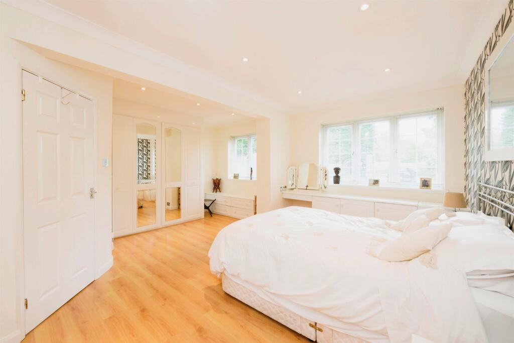 Additional property image - Hamlet Hill, Roydon, Harlow