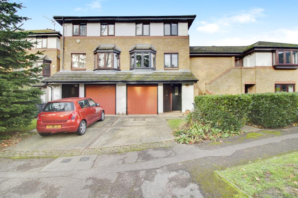 4 bedroom town house for sale in The Knowle, Hoddesdon, EN11