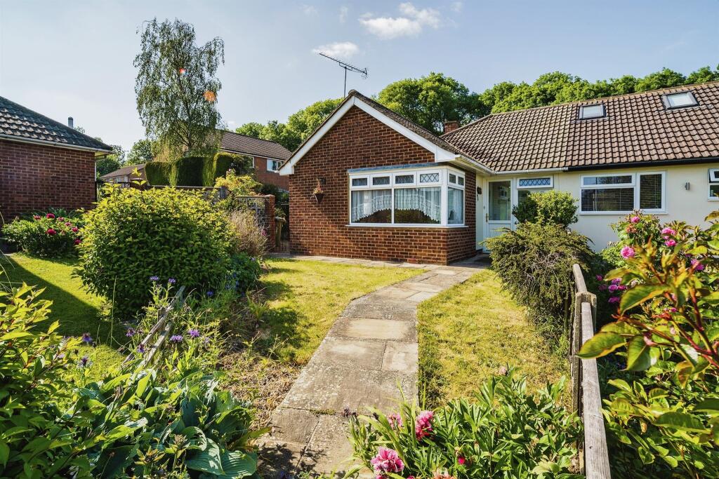2 bedroom semidetached bungalow for sale in High Wood Road, Hoddesdon, EN11