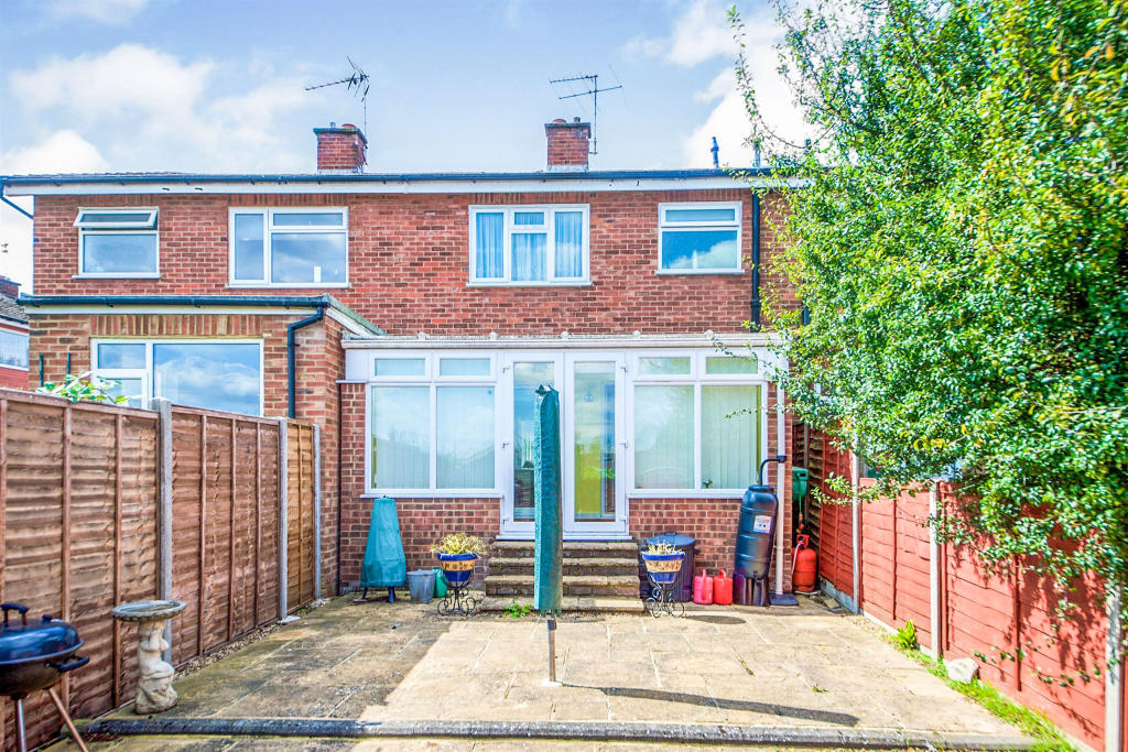 3 bedroom terraced house for sale in Goodwood Close, Hoddesdon, EN11