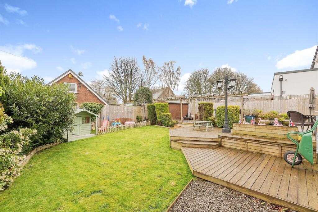 4 bedroom detached house for sale in Lidgett Lane, Skelmanthorpe