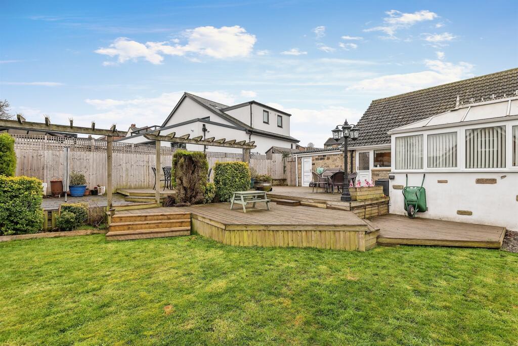 4 bedroom detached house for sale in Lidgett Lane, Skelmanthorpe