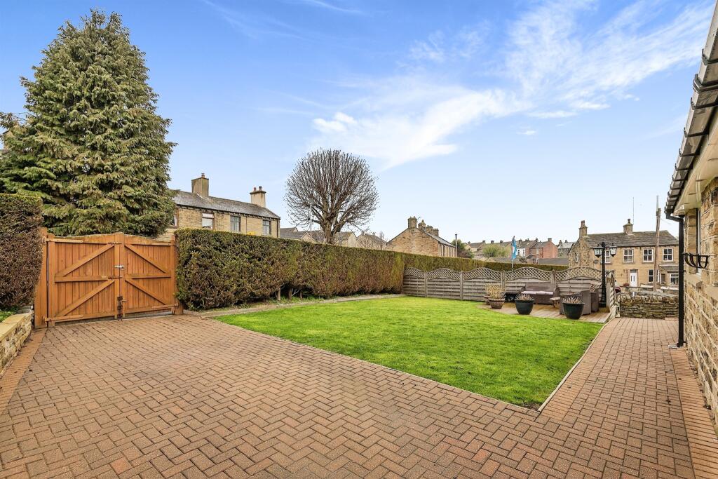 4 bedroom detached house for sale in Lidgett Lane, Skelmanthorpe