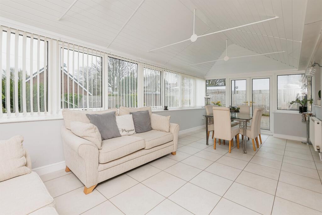 4 bedroom detached house for sale in Lidgett Lane, Skelmanthorpe