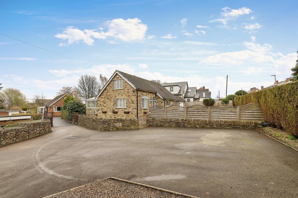 4 bedroom detached house for sale in Lidgett Lane, Skelmanthorpe