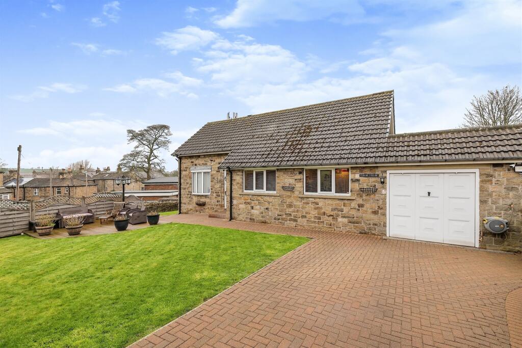4 bedroom detached house for sale in Lidgett Lane, Skelmanthorpe