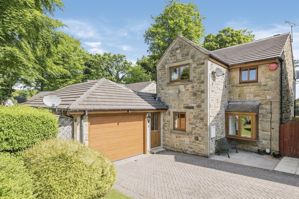 4 bedroom detached house for sale in Cranmer Gardens, Meltham