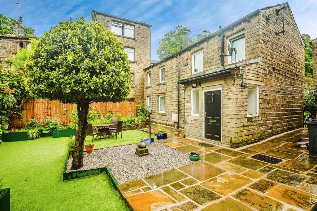 3 bedroom detached house for sale in Thirstin Road, Honley, Holmfirth, HD9