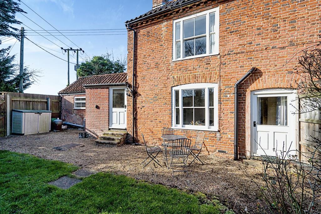 3 bedroom semidetached house for sale in The Street, Brinton, MELTON