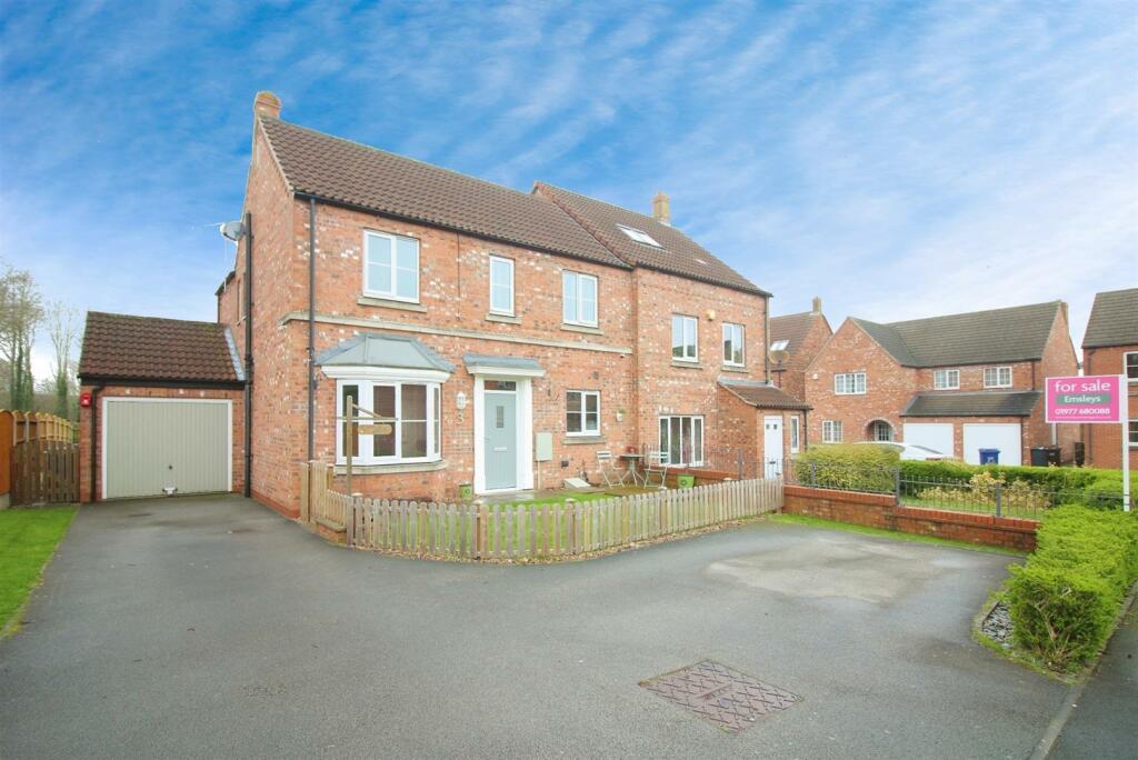 4 bedroom semidetached house for sale in Moorland Way, Sherburn In