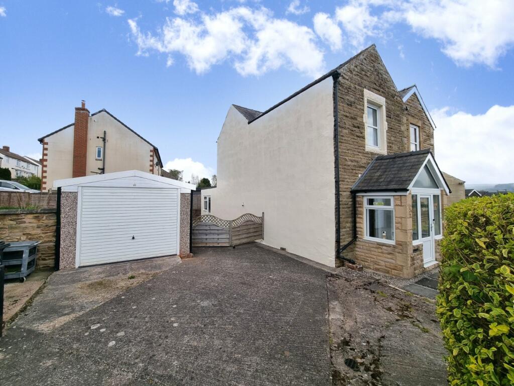 4 bedroom detached house for sale in Pleasure View, Comb Hill