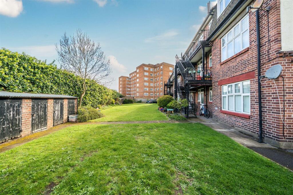 2 bedroom apartment for sale in Portsmouth Road, Surbiton, KT6