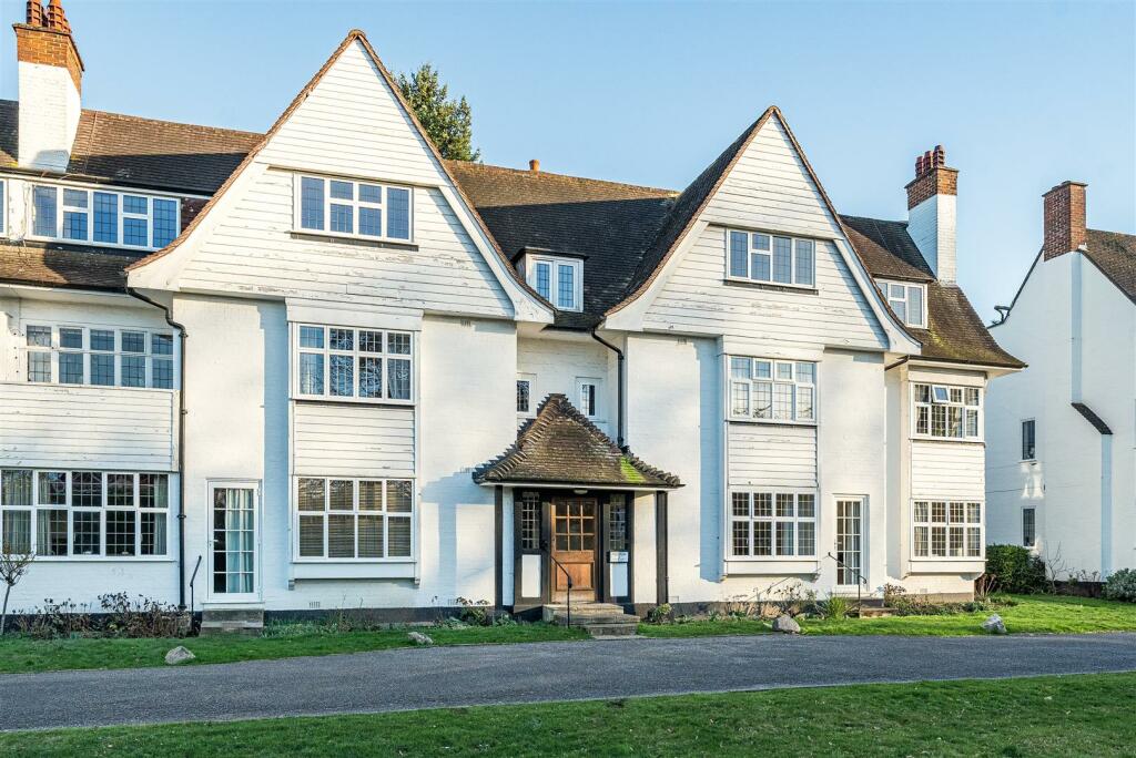3 bedroom apartment for sale in Watts Road, Thames Ditton, KT7