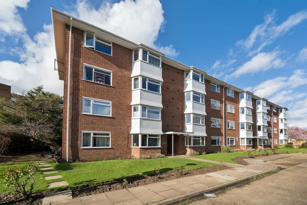 2 bedroom apartment for sale in Surbiton Court, Surbiton, KT6