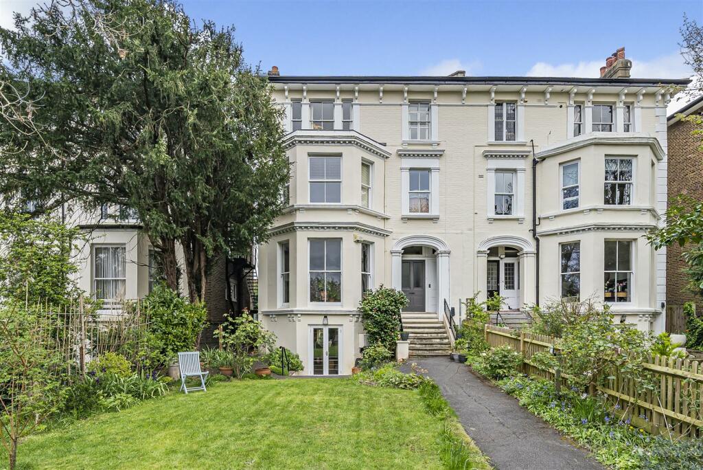 Studio apartment for sale in South Bank Terrace, Surbiton, KT6