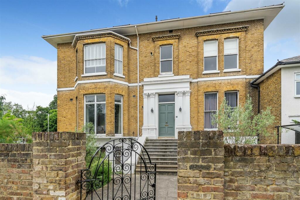 Studio apartment for sale in Surbiton Hill Park, Surbiton, KT5