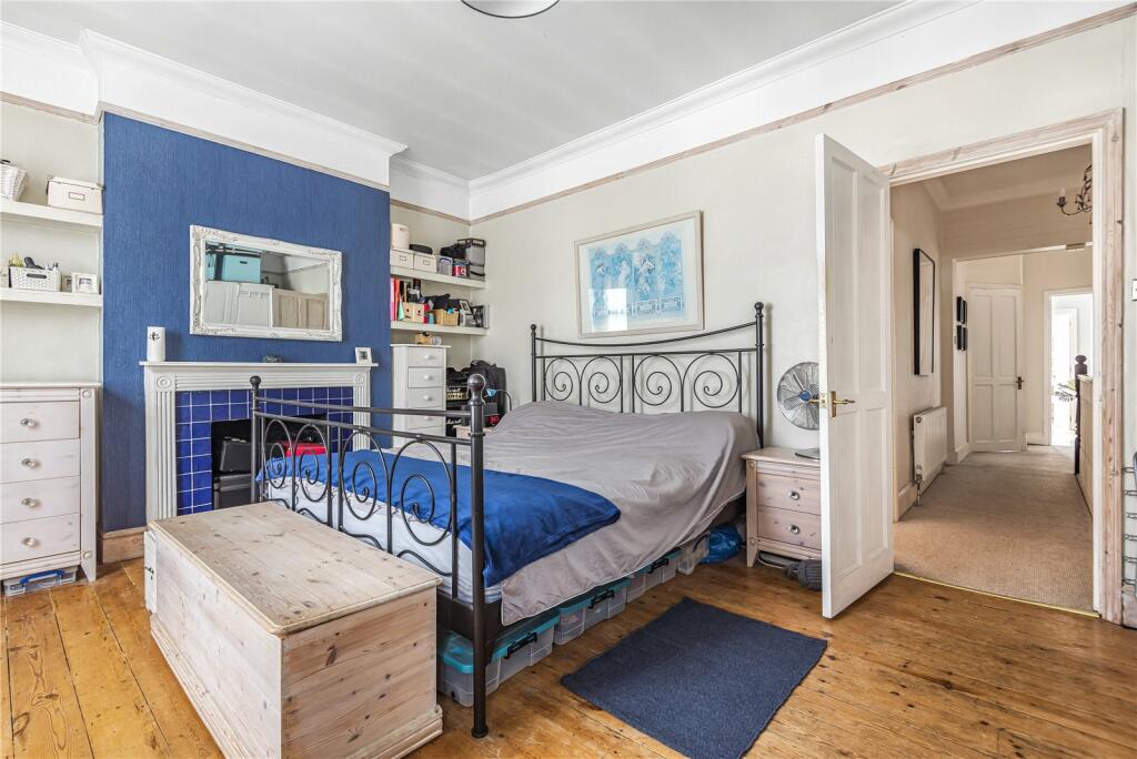 4 bedroom semidetached house for sale in Potters Road, EN5