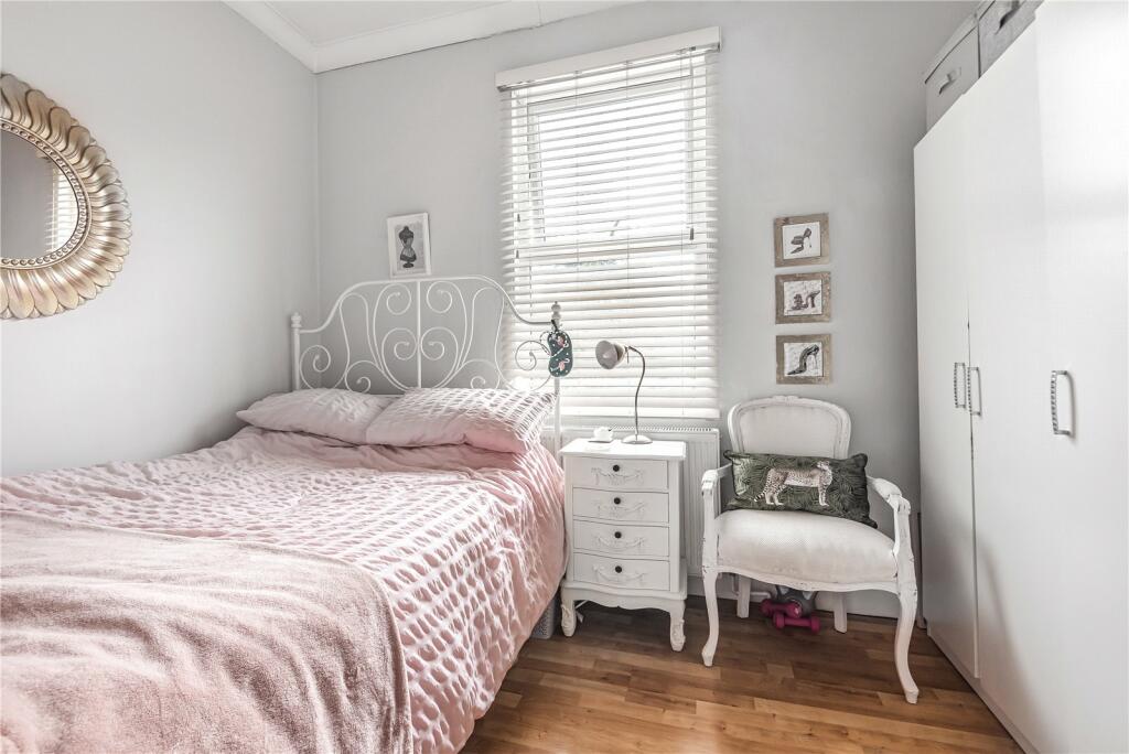 4 bedroom semidetached house for sale in Potters Road, EN5