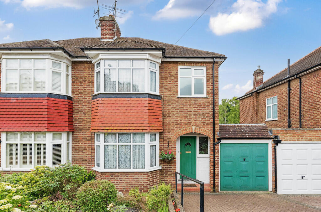 3 bedroom semidetached house for sale in Bosworth Road, EN5