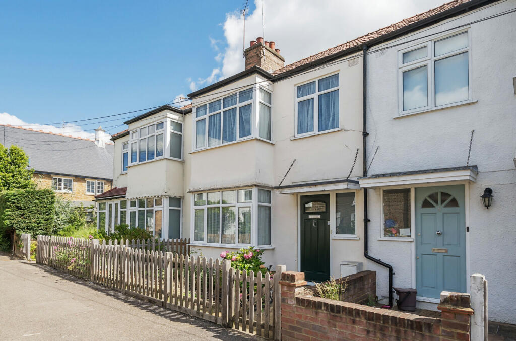3 bedroom terraced house for sale in Victoria Avenue, EN4