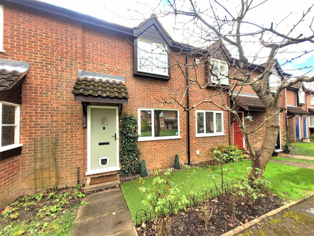 3 bedroom terraced house for sale in Boleyn Way, EN5