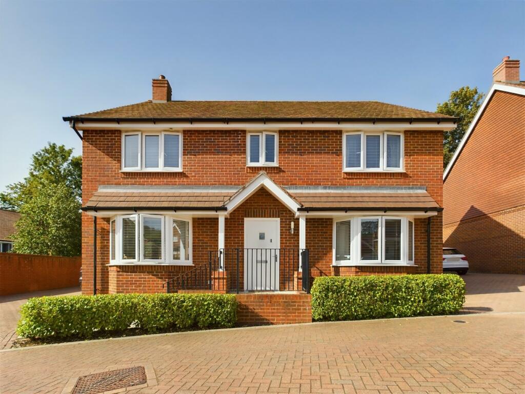 5 bedroom detached house for sale in Cleverley Rise, Bursledon, Southampton, SO31