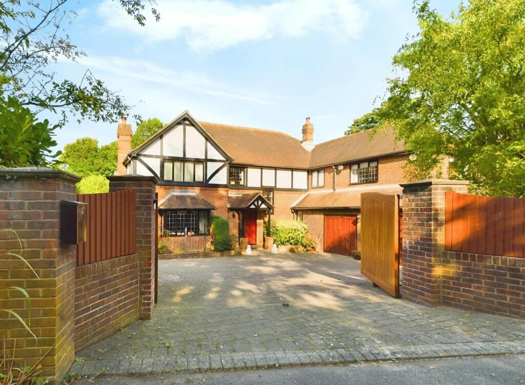 5 bedroom detached house for sale in Holly Hill Lane, Sarisbury Green