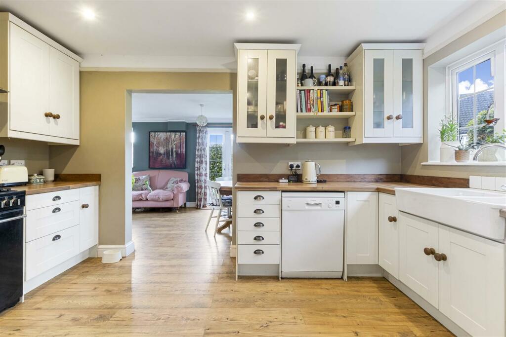 4 bedroom detached house for sale in Pitfold Avenue, Haslemere, GU27