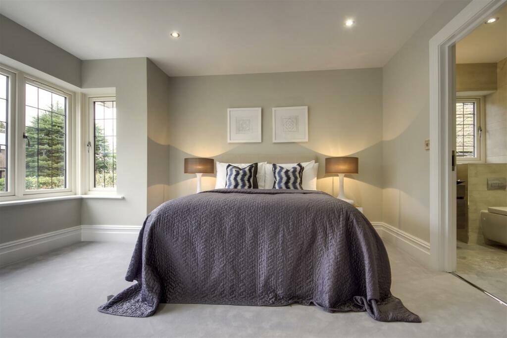 4 bedroom detached house for sale in Merrow Street, Guildford, GU4