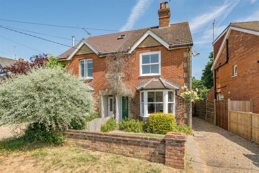 3 bedroom semidetached house for sale in Woodside Road, Chiddingfold, GU8