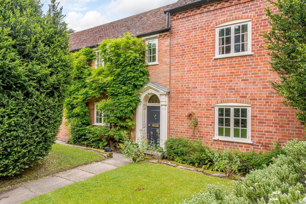 6 bedroom detached house for sale in Buckley Green, HenleyInArden, B95