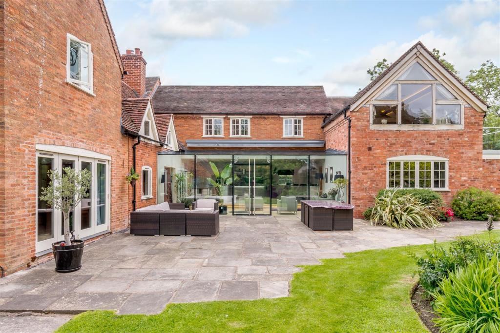 6 bedroom detached house for sale in Buckley Green, HenleyInArden, B95