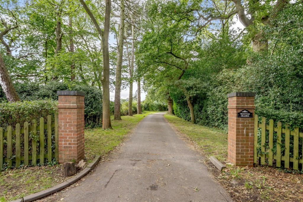 4 bedroom end of terrace house for sale in Wootton Green Lane, Balsall