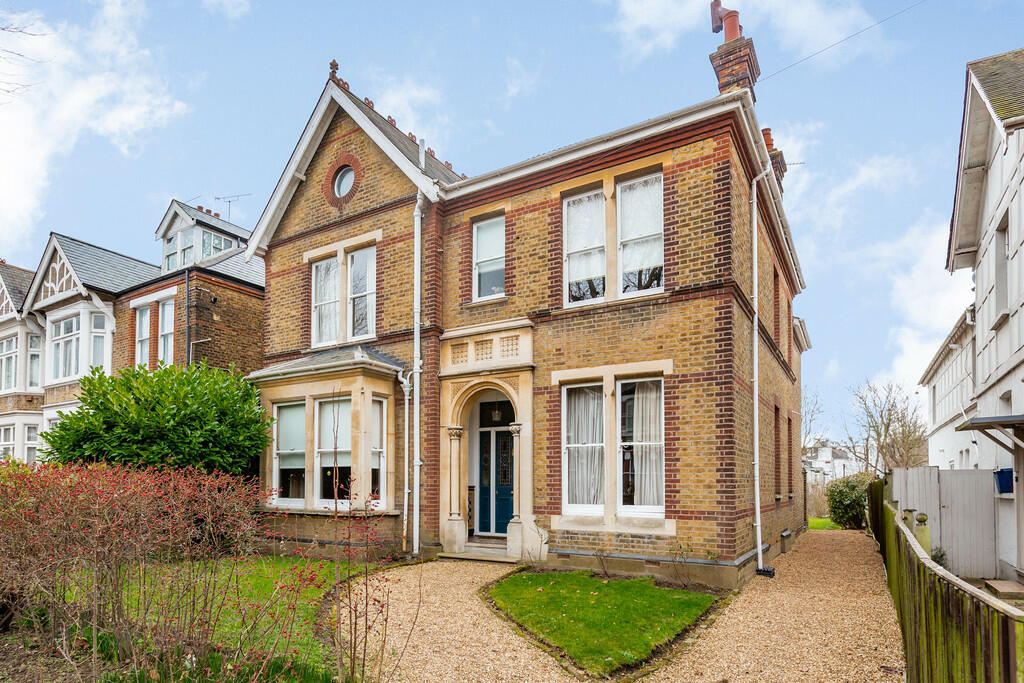 5 bedroom detached house for sale in St. Vincents Road, Westcliffon