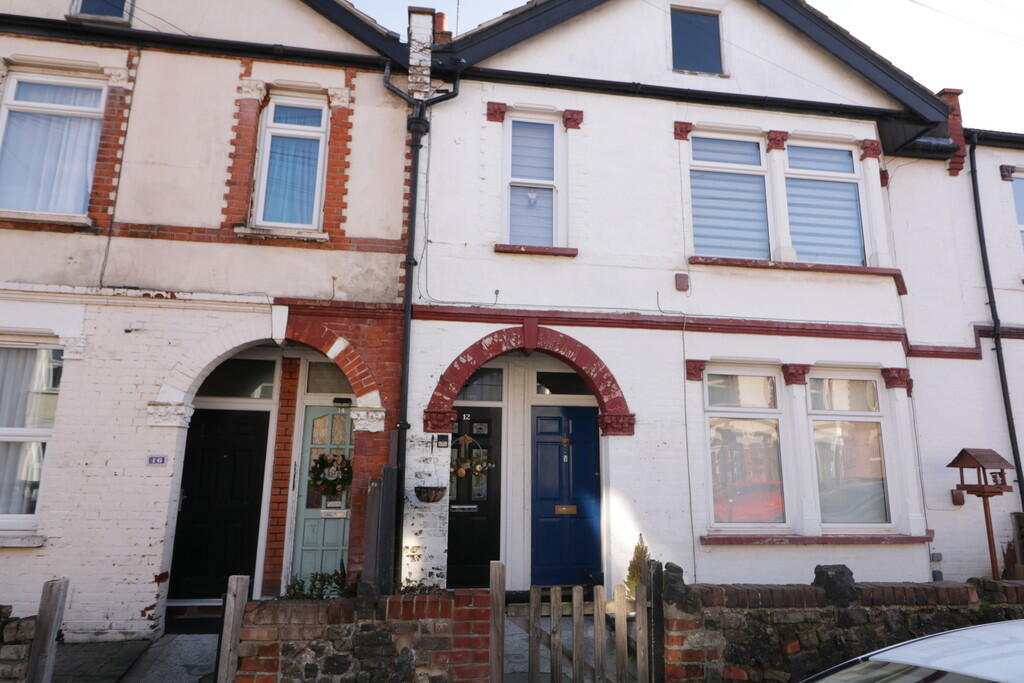 2 bedroom ground floor flat for sale in Inverness Avenue, Westcliffon