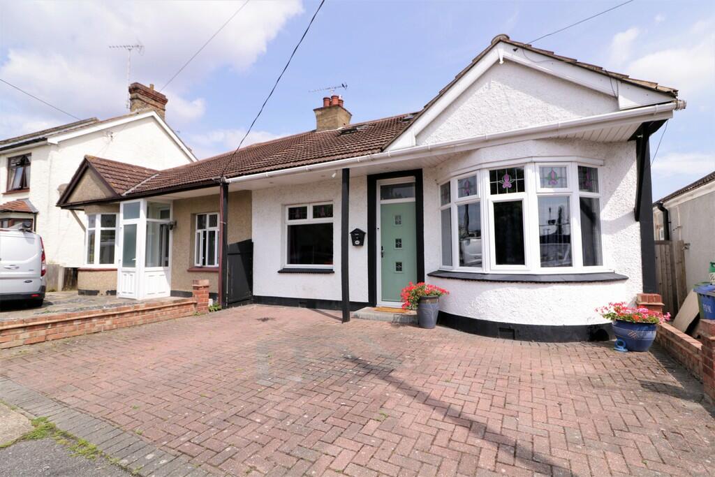 3 bedroom semidetached bungalow for sale in The Avenue, Hadleigh, SS7