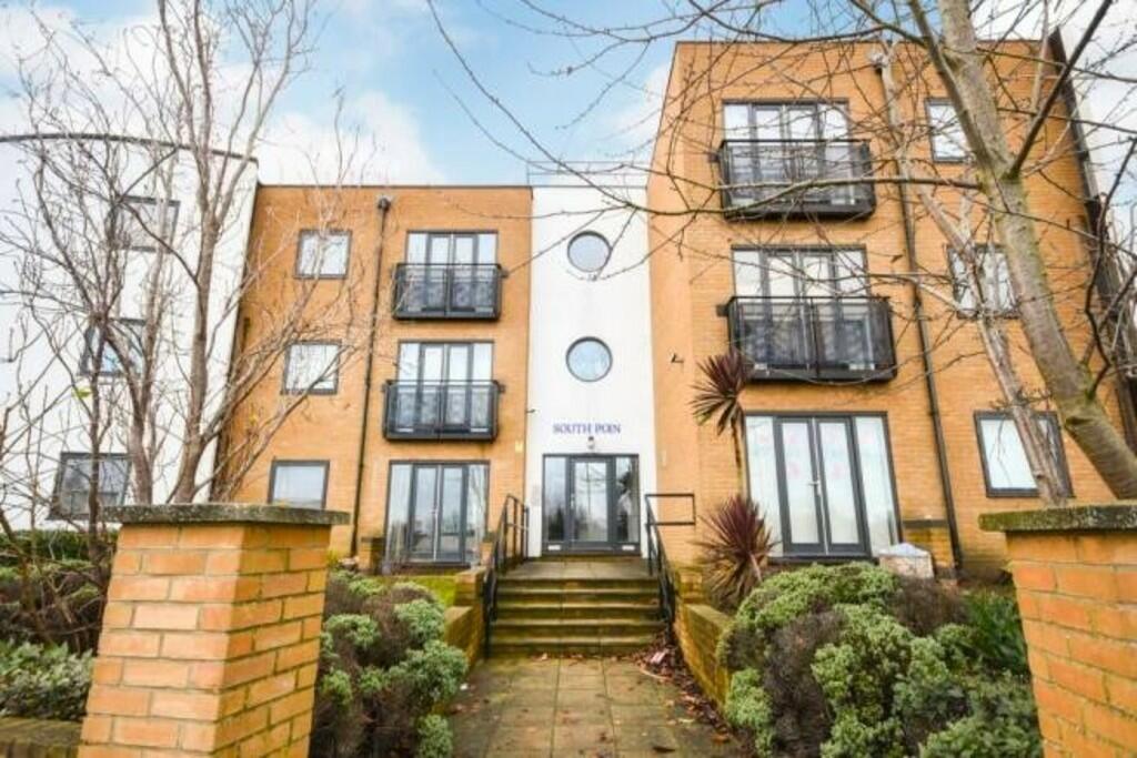 2 bedroom apartment for sale in Prince Avenue, WestcliffonSea, SS0