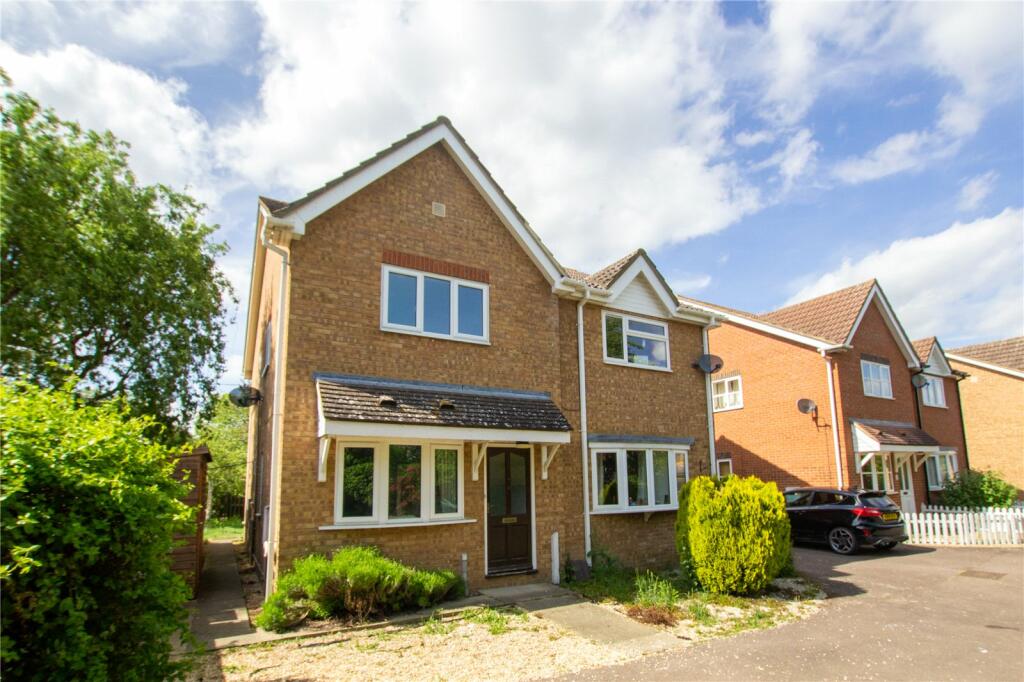3 bedroom semidetached house for sale in Kettles Close, Oakington, Cambridge, CB24