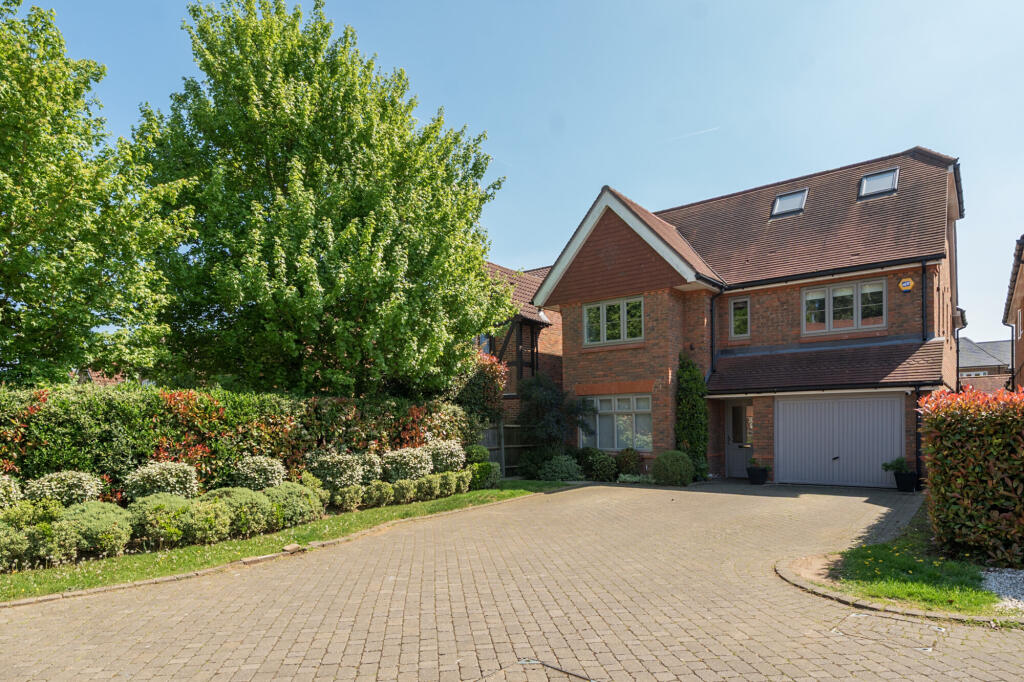 Main image of property: Long Fallow, St. Albans, AL2