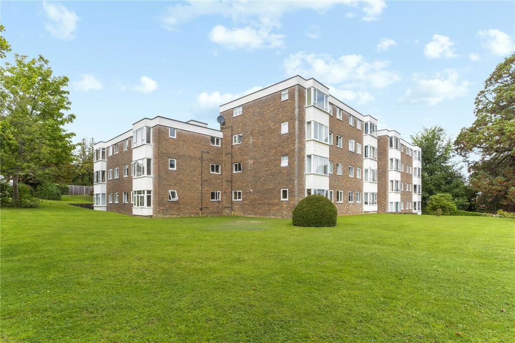 2 bedroom flat for sale in Heath Road, Haywards Heath, RH16