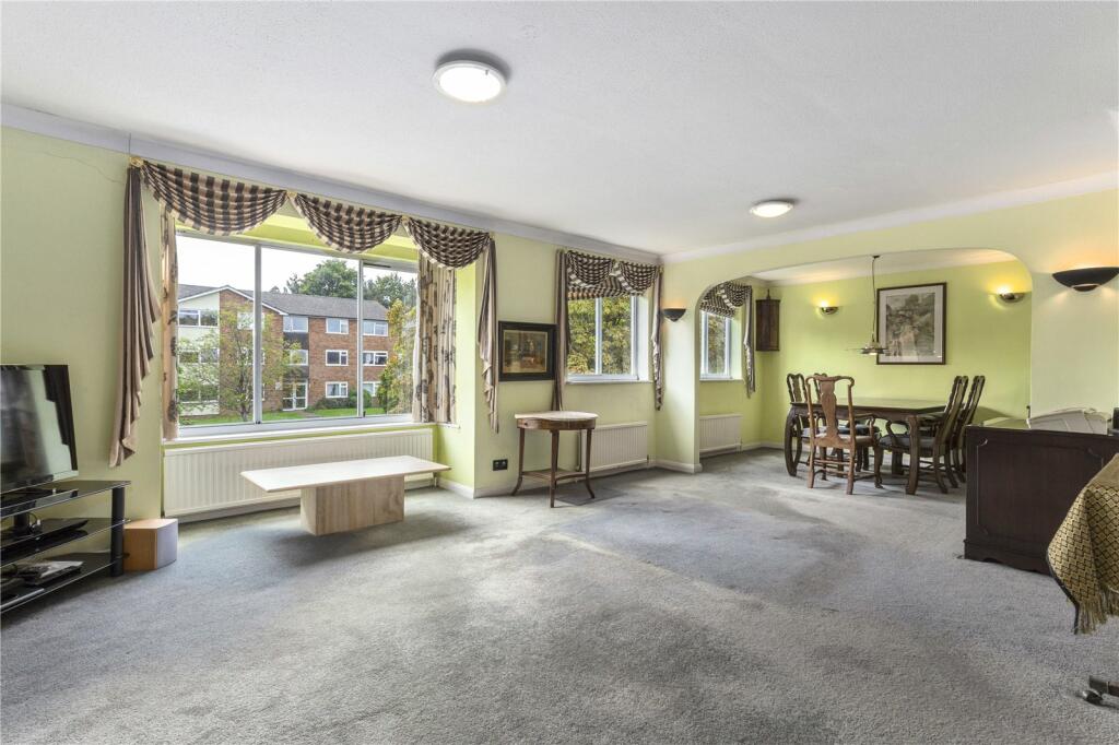 2 bedroom flat for sale in Heath Road, Haywards heath, RH16