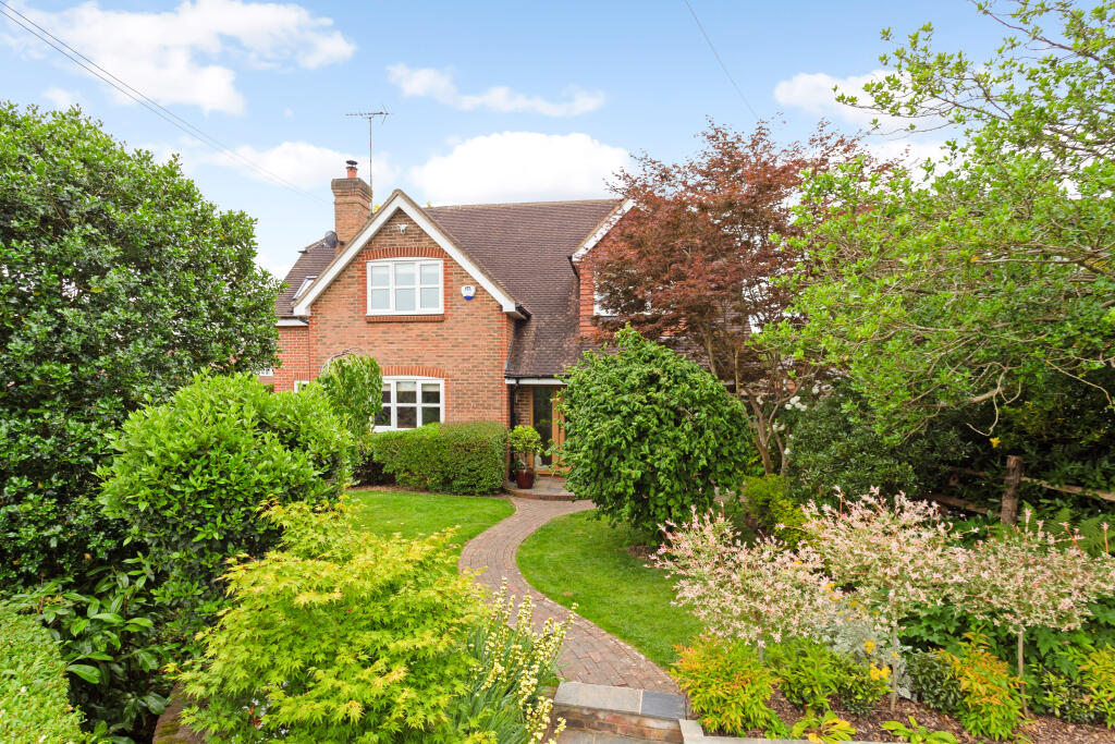 4 bedroom detached house for sale in Harwoods Lane, East Grinstead, RH19
