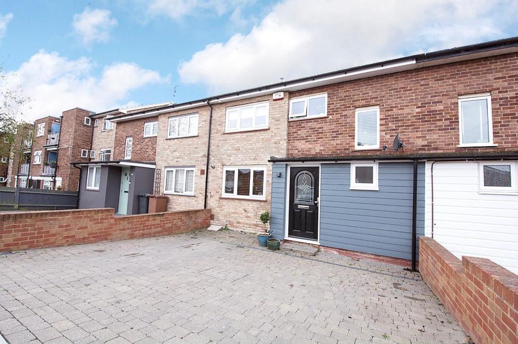 3 bedroom terraced house for sale in Meadow Road, Bushey, WD23