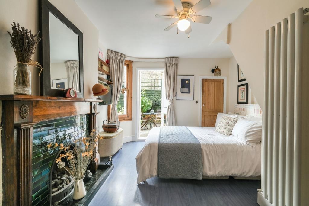 2 bedroom flat for sale in Croxley Road, London, W9